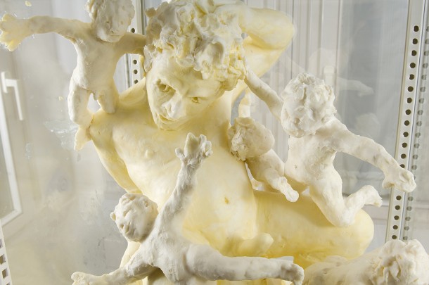 Sonja Alhäuser: Lehnendes Hallo II. (Detail) Ziehmargarine, beleuchtete Kühlvitrine, 37x42x80 cm, 2010. Foto: Fabian Georgi