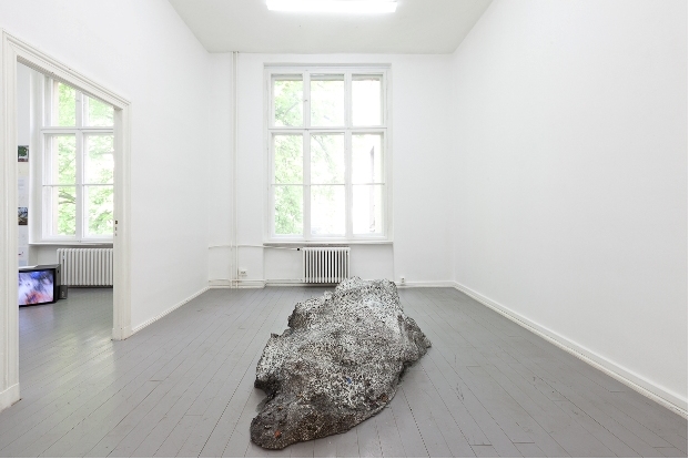 Kristof Kintera: Disappearing (Large) 2013. styrodur, epoxy, 80 x 185 x 70 cm Installation View © Balint-Maggyesi und Courtesy Jiri Svestka | Berlin
