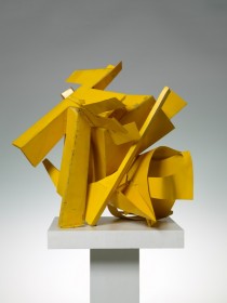 Thomas Kiesewetter: Taumel, 2010 / Metallblech, Plastik, Stahl, Sprühfarbe, 68 x 70 x 75 cm, © Foto: Jochen Littkemann, Courtesy: Contemporary Fine Arts Galerie GmbH