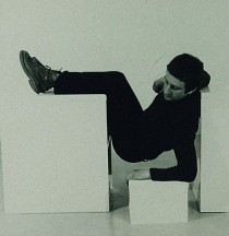 Bruce McLean, Detail aus: Pose Work for Plinths I, 1971, 12 Schwarz-Weiß-Fotografi en, 746 x 688 mm, © Tate, London 2013